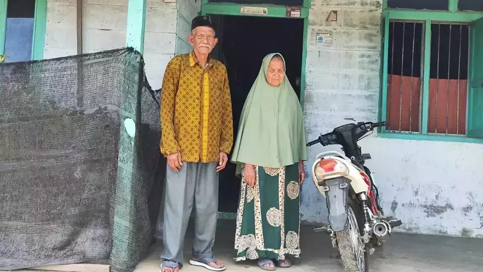 Muhammad Dahlan and his wife Dahniar pose for a photo at their home in Kute Panang subdistrict, Aceh, on Thursday, May 15, 2025. (B-Universe Photo/Cut Mery)