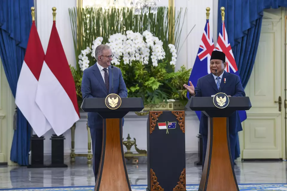 President Prabowo Subianto and Australian Prime Minister Anthony Albanese hold a joint news conference at the Merdeka Palace in Jakarta on May 15, 2025. (Antara Photo/Galih Pradipta)
