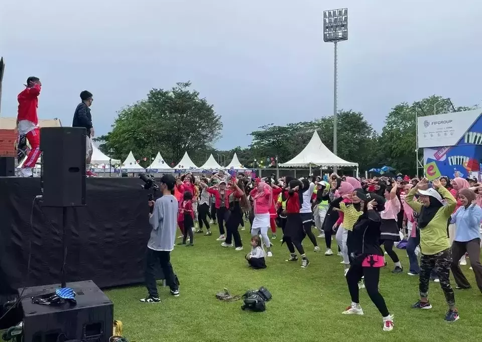 Women participate in Zumba dance during the BTV Semesta Berpesta music festival in Palembang, South Sumatra, Saturday, May 17, 2025. (Andika Pratama)