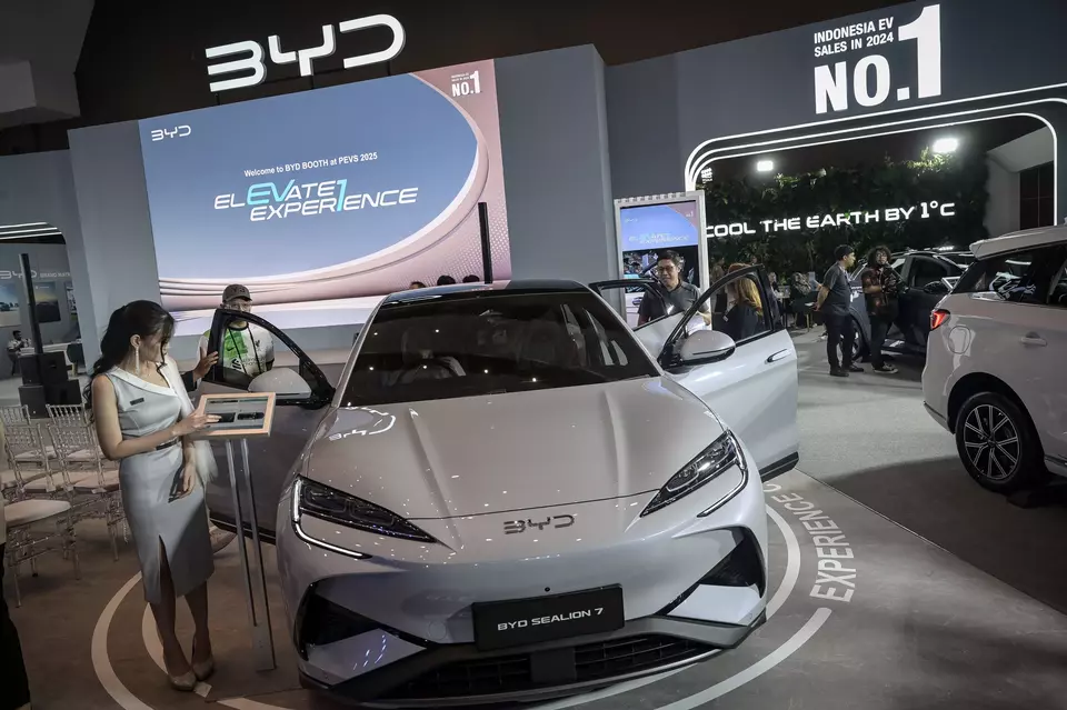 Visitors attend the BYD booth during the Periklindo Electric Vehicle Show at the Jakarta International Expo in Kemayoran, Tuesday, April 29, 2025. (Antara Photo/Fauzan)