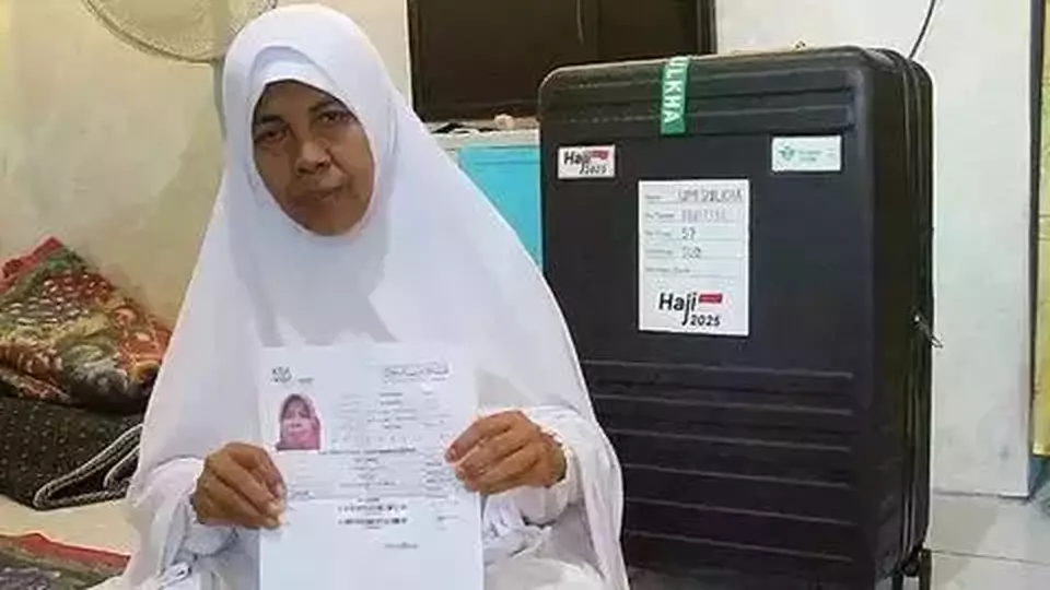 Massage Therapist Umi Sulkha shows her Hajj pilgrimage documents at her home in Sidoarjo, East Java, Sunday, May 18, 2025.(B-Universe Photo/Slamet Wibowo)