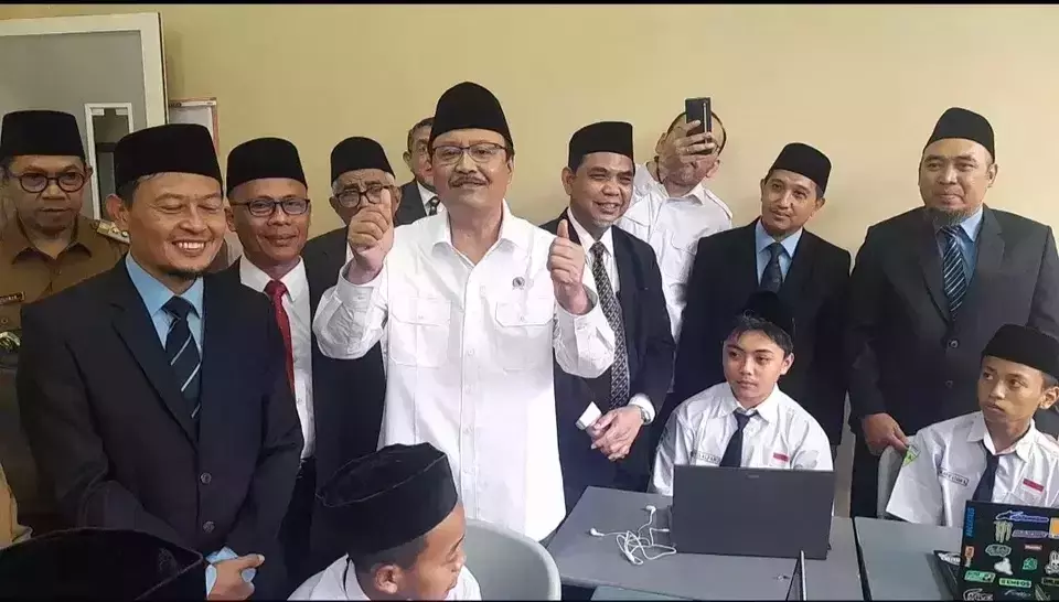 Social Affairs Minister Saifullah Yusuf, center, poses for a photo with teachers and students of Al Hikmah Boarding School in Batu, East Java, Monday, May 19, 2025. (B-Universe Photo/Didik Fibrianto)