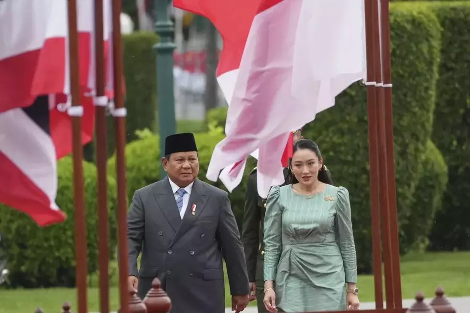 Indonesian President Prabowo Subianto, left, and Thailand's Prime Minister Paetongtarn Shinawatra arrive to review an honor guard during a welcome ceremony at the government house in Bangkok, Thailand, Monday, May 19, 2025. (AP Photo/Sakchai Lalit)