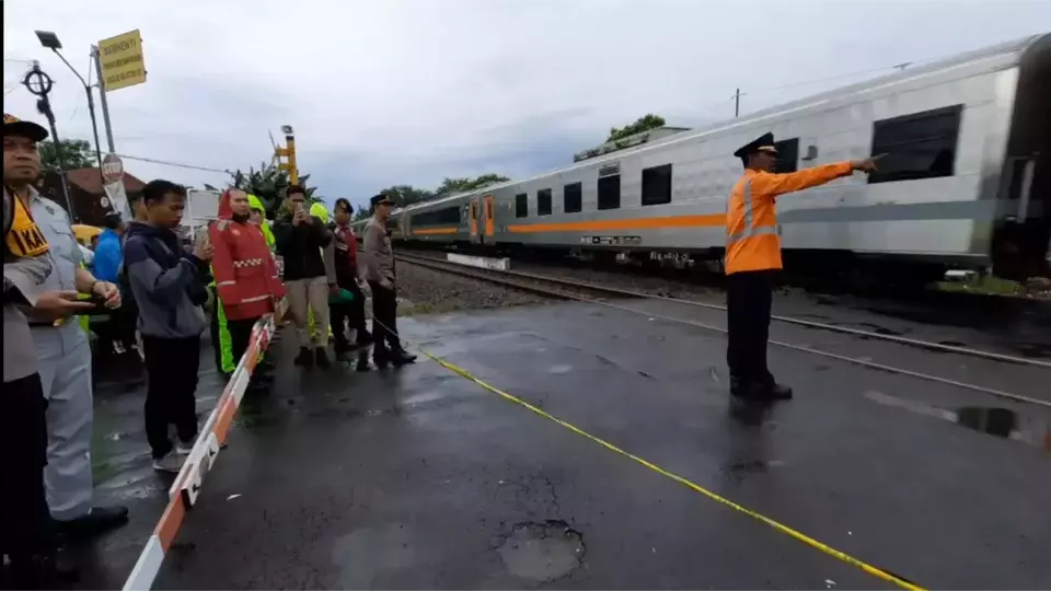 Four Killed as Train Hits Motorcycles After Crossing Gate Opens Prematurely
