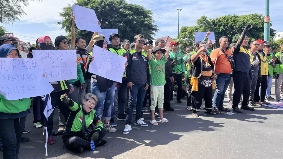 Hundreds of online motorcycle taxi (ojol) drivers from various platforms under the Banyumas Raya community stage a protest at Purwokerto town square, Central Java, on Tuesday, May 20, 2025. (Beritasatu.com/Dian Aprilia)