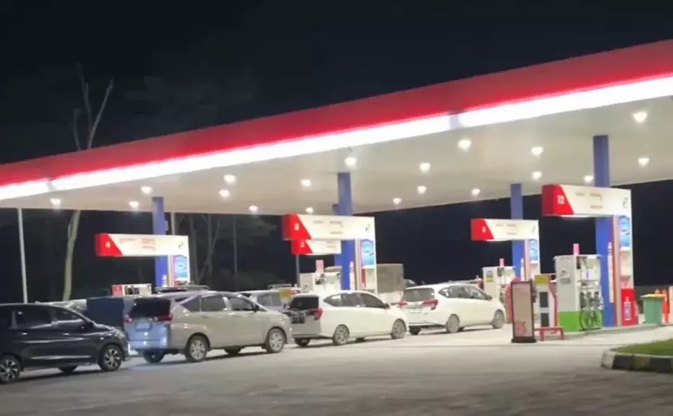 A line of vehicles at one of the fuel stations in Balikpapan City (special)