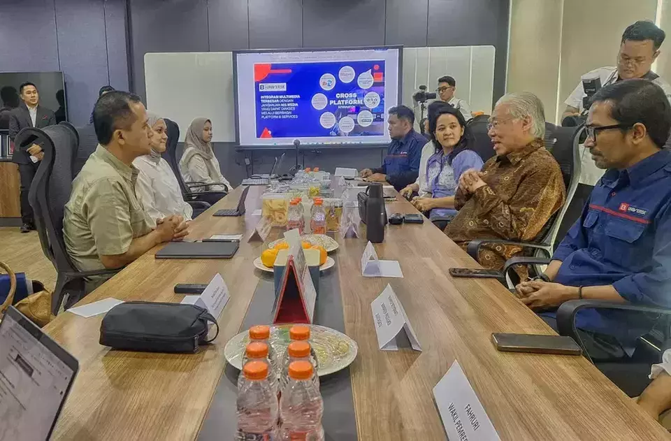 Transmigration Minister Iftitah Sulaiman (left), accompanied by several ministry staff members, engages in a discussion with B-Universe Executive Chairman Enggartiasto Lukita (second from right) and the B-Universe editorial team during an official visit by the Ministry of Transmigration of the Republic of Indonesia to the B-Universe office in PIK 2, Tangerang, Banten, Monday (May 19, 2025). (Beritasatu.com/Hanif Musyaffa)