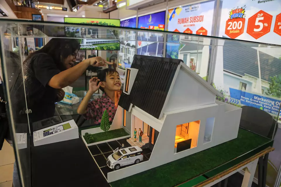 Visitors take a look at a model house at a housing expo in Ciputra Mall, Semarang, Central Java on May 15, 2025. (Antara Photo/Makna Zaezar)