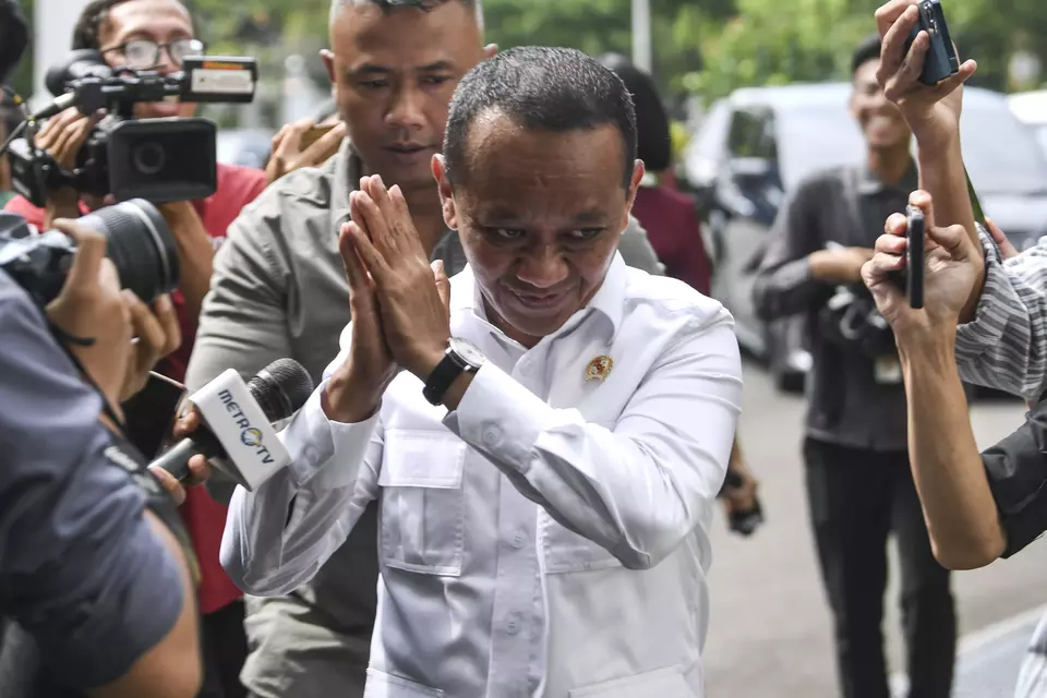 Energy Minister Bahlil Lahadalia goes to the Presidential Palace to meet President Prabowo Subianto in Jakarta on May 20, 2025. (Antara Photo/Hafidz Mubarak A)