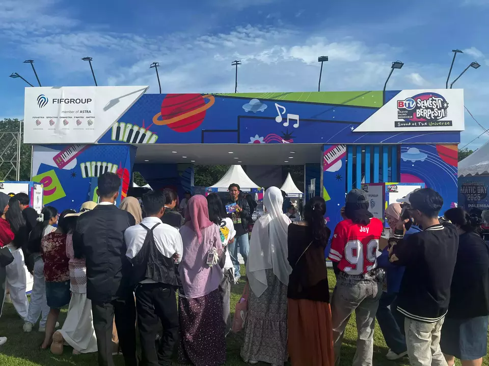 Visitors check out FIFGroup's booth at BTV Semesta Berpesta Palembang Edition on May 17, 2025. (B1 Photo/Gesa Vitara)