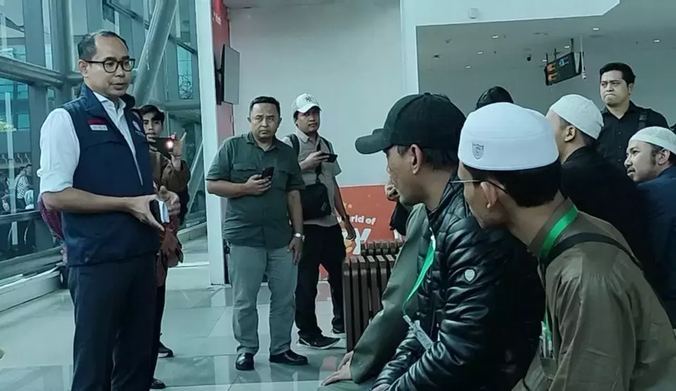 Judha Nugraha, left, Director for the Protection of Indonesian Citizens at the Ministry of Foreign Affairs, welcomes evacuees arriving from Yemen at Soekarno-Hatta International Airport in Tangerang, Banten, Thursday, May 22, 2025. (B-Universe Photo/Wahroni)