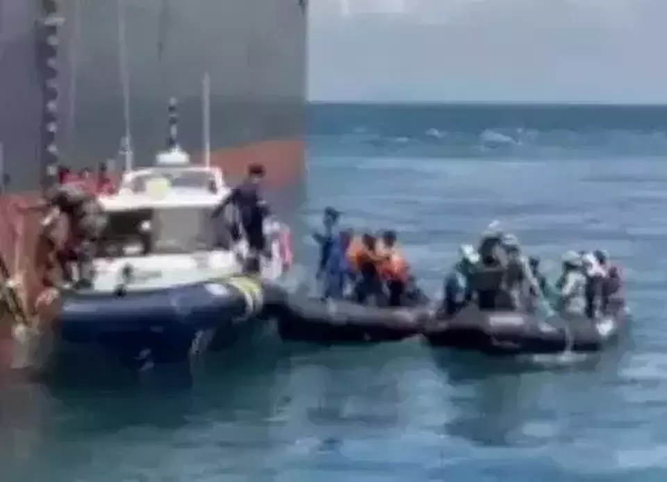 This describes the rescue process of the crew members of KM Pasifik Memori II after their ship sank in the waters north of Berakit, Tanjung Uban, Bintan Regency, near the Singapore border, on Thursday, May 23, 2025. (Beritasatu.com/Febry Andrean Amoga)