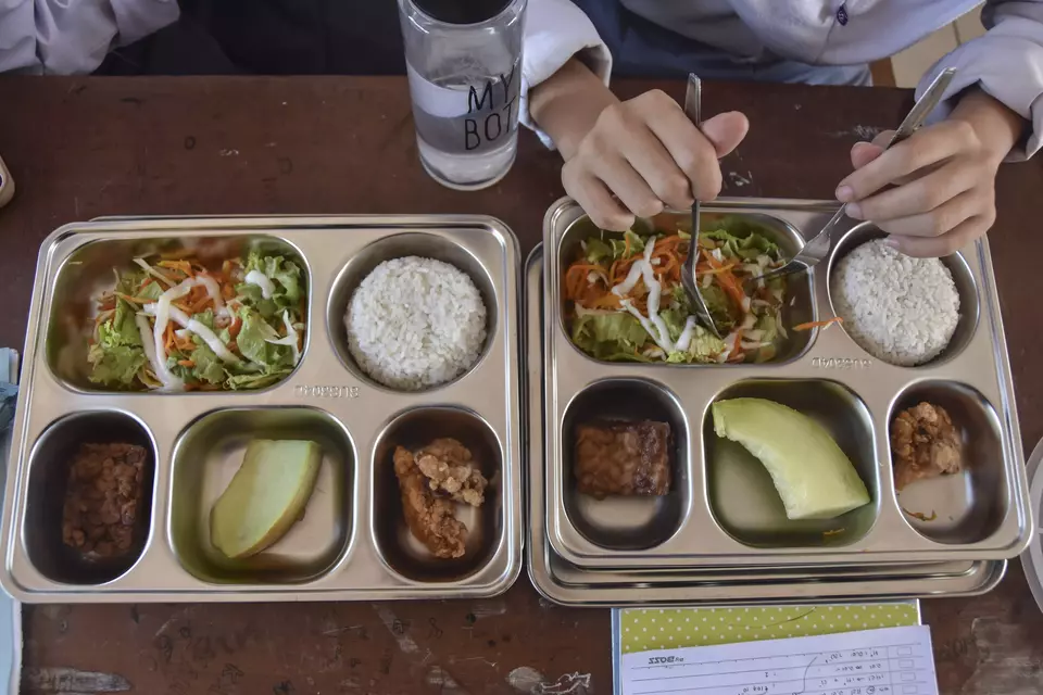 The government-aided meals served at a high school in Pangandaran on May 6, 2025. (Antara Photo/Adeng Bustomi)
