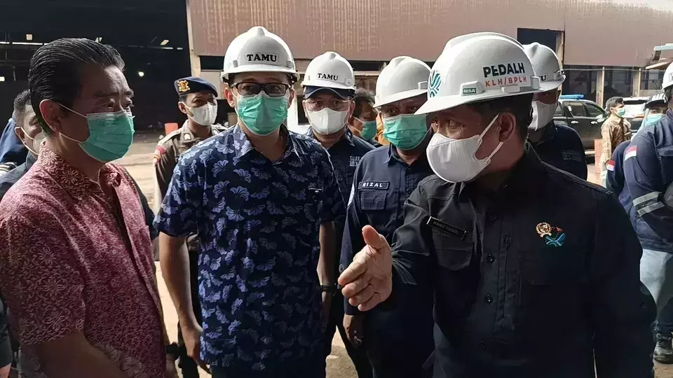 Environment Minister Hanif Faisol Nurofiq, right, speaks to a company executive during an inspection at a steel blast furnace facility in Tangerang Regency, Banten, Friday, May 23, 2025. (B-Universe Photo/Wawan Kurniawan)