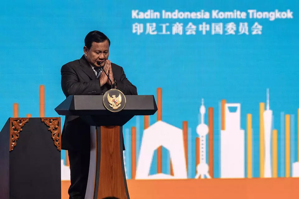 President Prabowo Subianto greets the audience before delivering a speech at the Indonesia-China Business Reception in Jakarta, Saturday, May 24, 2025. (Antara Photo/Bayu Pratama)