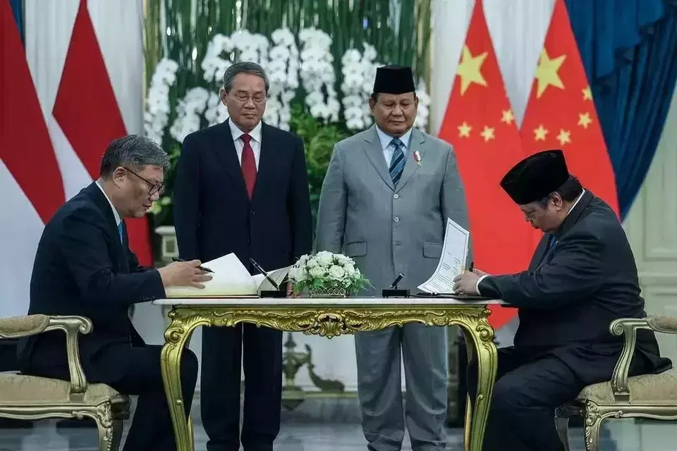 Chinese Premier Li Qiang, second left, and President Prabowo Subianto, second right, witness the signing of bilateral cooperation agreements at the State Palace in Jakarta, Sunday. May 25, 2025. (Photo courtesy of the Presidential Press Bureau)