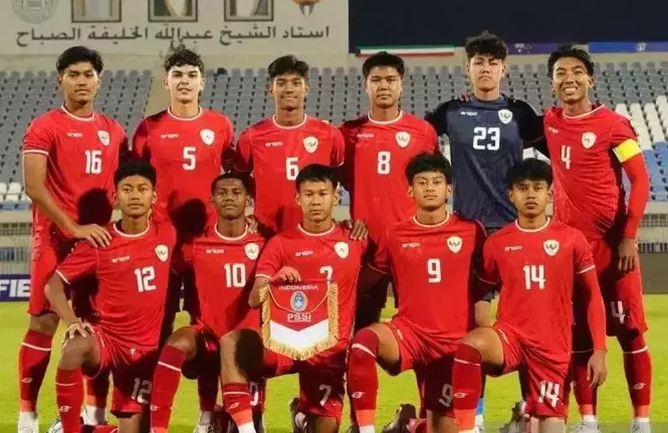 Players of the Indonesian U-17 national team pose for a photo before their Group G match in the 2025 AFC U-17 Asian Cup qualifiers against Australia at Abdullah Al Khalifa Stadium, Kuwait, on Sunday, August 27, 2024. (Antara/HO-PSSI)