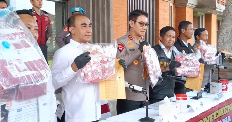 Bali Police displays confiscated cocaine weighing 1,713.92 grams, shipped from the UK, from an Australian suspect, Monday, May 26, 2025. (Beritasatu.com/Sopian Hadi).

