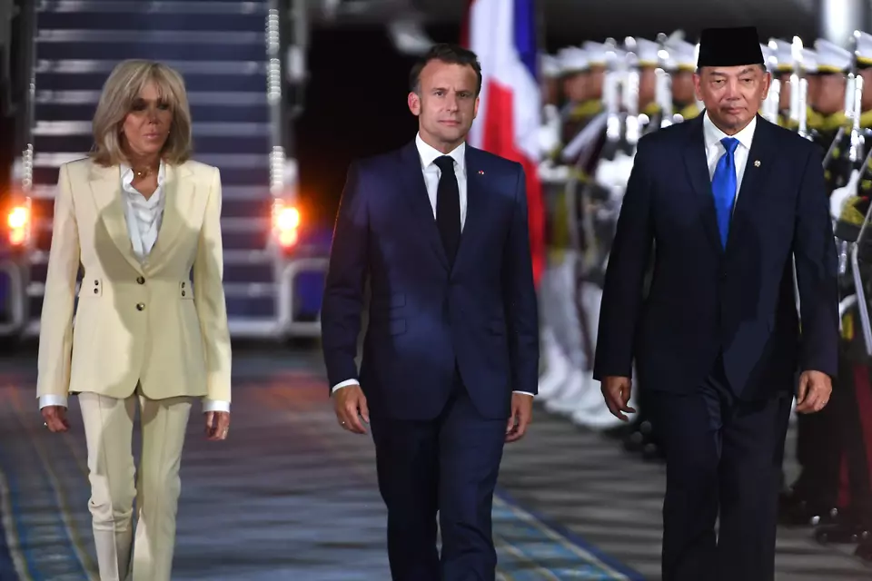French President Emmanuel Macron, center, and First Lady Brigitte Macron are welcomed by Indonesian Defense Minister Sjafrie Sjamsoeddin at Halim Perdanakusuma Air Base in Jakarta, Tuesday, May 27, 2025. (Antara Photo/Hafidz Mubarak)