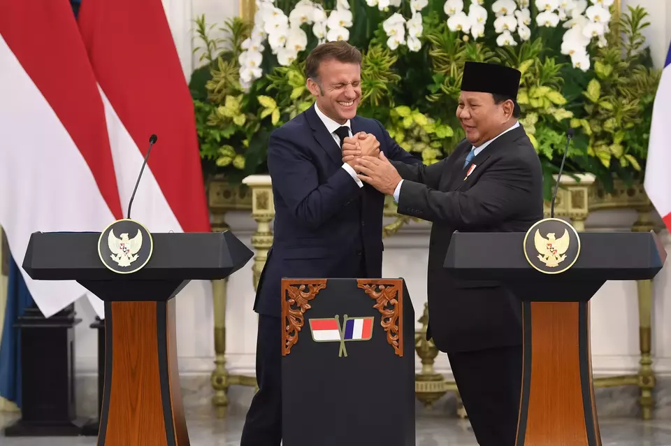 President Prabowo Subianto holds hands with his French counterpart Emmanuel Macron at the Merdeka Palace in Jakarta on May 28, 2025. (Antara Photo/Galih Pradipta)