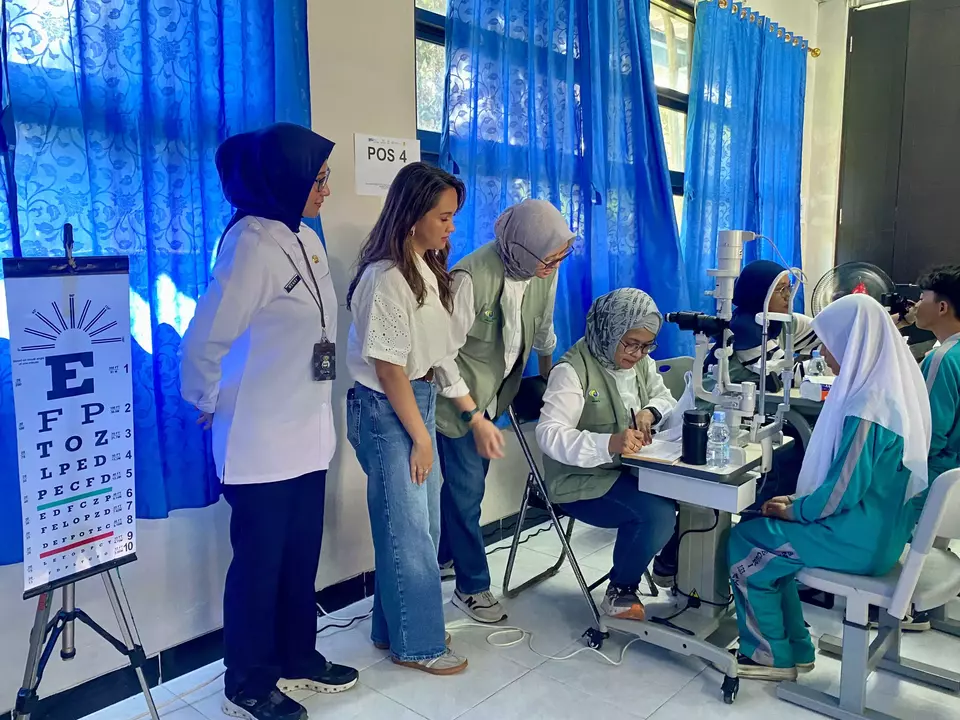 Astra volunteers and the Indonesian Ophthalmologists Association (Perdami), conduct free eye examinations for middle school students on Pramuka Island, Jakarta, Wednedsay, May 28, 2025. (Handout)