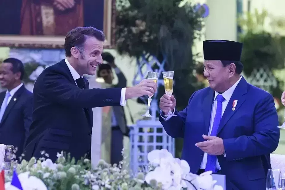 President Prabowo Subianto clinks glasses with French President Emmanuel Macron during a state dinner at the Merdeka Palace in Jakarta on Wednesday, May 28, 2025. (Antara Photo/Galih Pradipta)