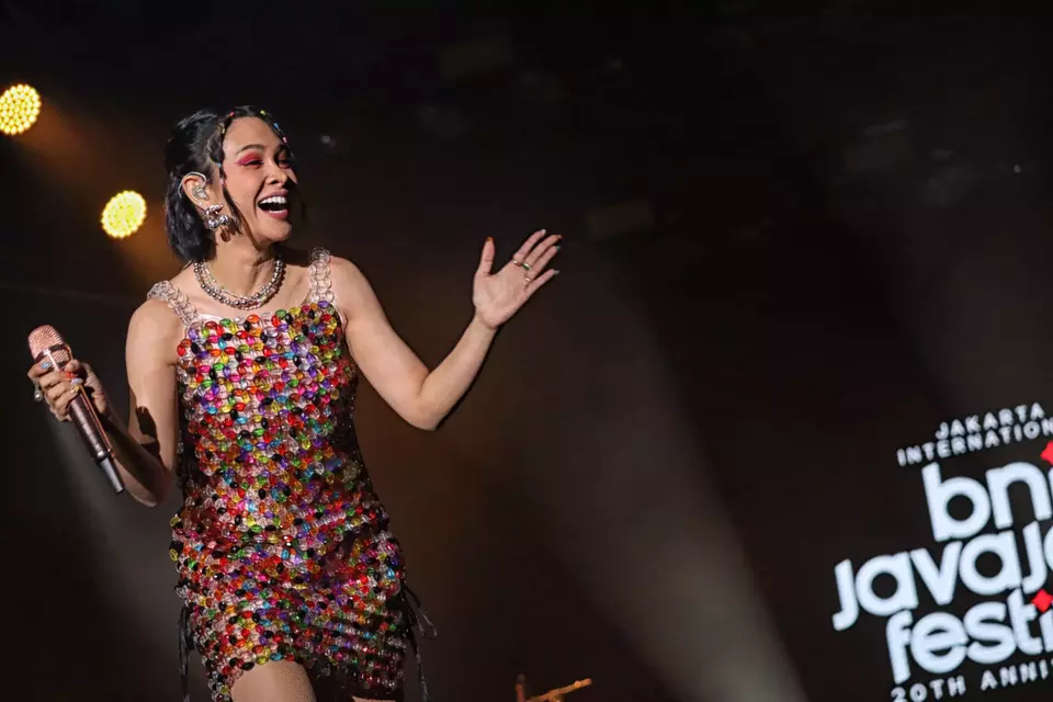 Jazz diva Andien performs a song at the Jakarta International BNI Java Jazz Festival (JJF) at JIExpo, Kemayoran, Jakarta, on Friday night, May 30, 20025. (Berita Satu Photo/Joanito De Saojoao)