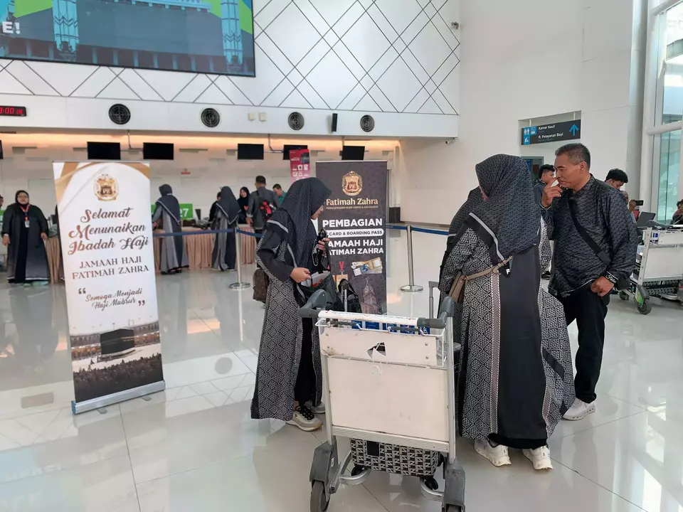 Pilgrims with Fatimah Zahra travel agency wait to depart from Ahmad Yani Airport in Semarang on Saturday, May 31, 2025. (Beritasatu.com/Widy Wicaksono)