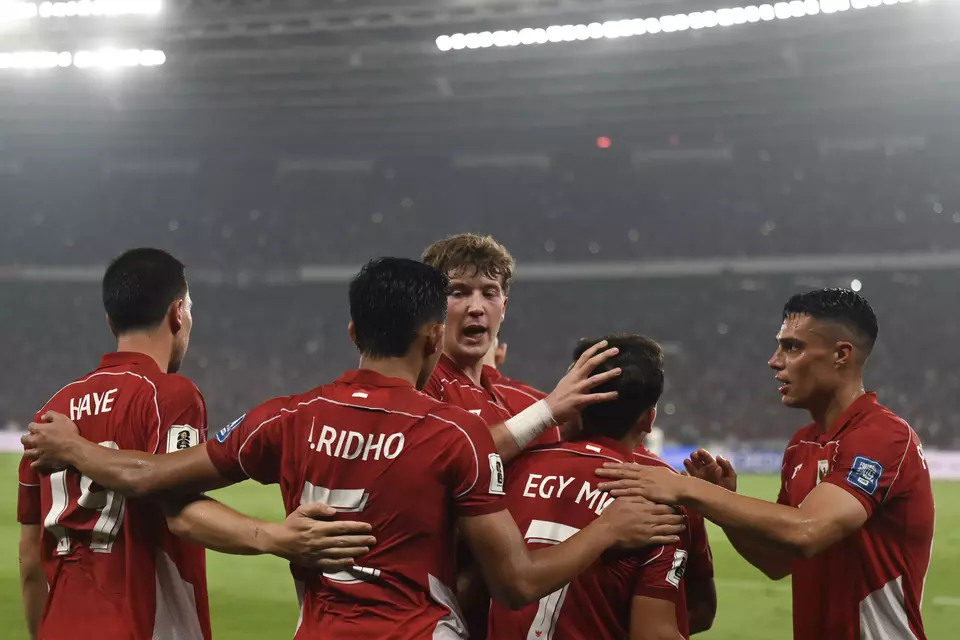Indonesian striker Ole Lennard Romeny, center, celebrates a goal with teammates Joey Pelupessy, right, Egy Maulana Fikri, second right, Thom Jan Haye, left, and Rizky Ridho Ramadhani, second left, during the Group C match of the World Cup qualification against China at Bung Karno Stadium in Jakarta, Thursday, June 5, 2025. (Antara Photo/Bayu Pratama S)