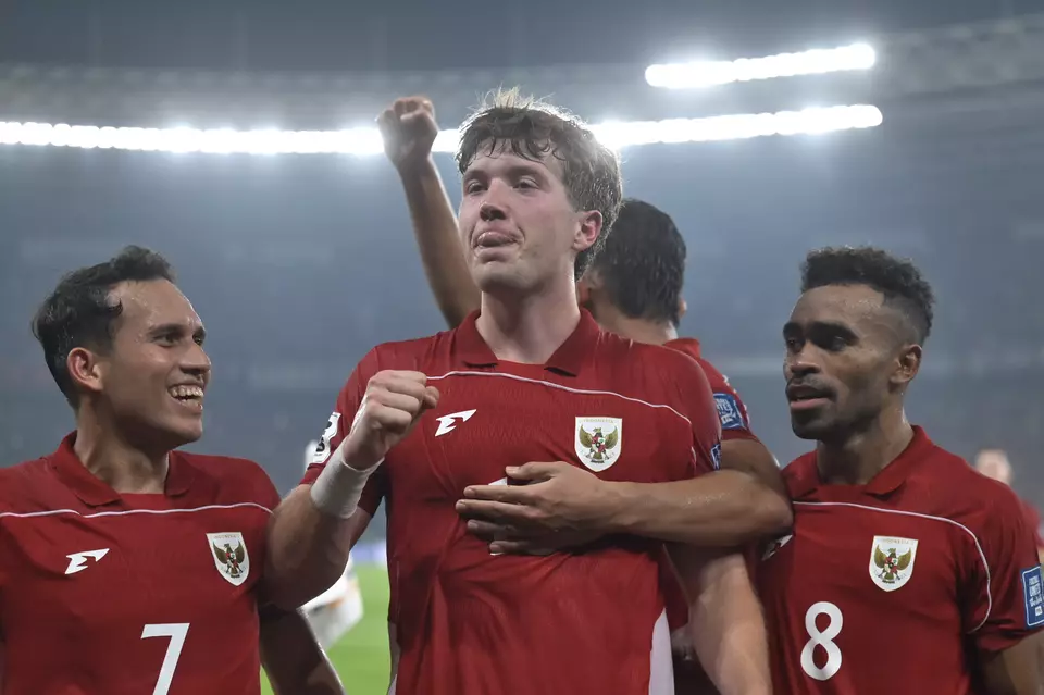 Indonesian striker Ole Lennard Romeny, center, celebrates a goal with teammates Yakob Sayuri, right, and Egy Maulana Fikri, left, during the Group C match of the World Cup qualification against China at Bung Karno Stadium in Jakarta, Thursday, June 5, 2025. (Antara Photo/Bayu Pratama S)