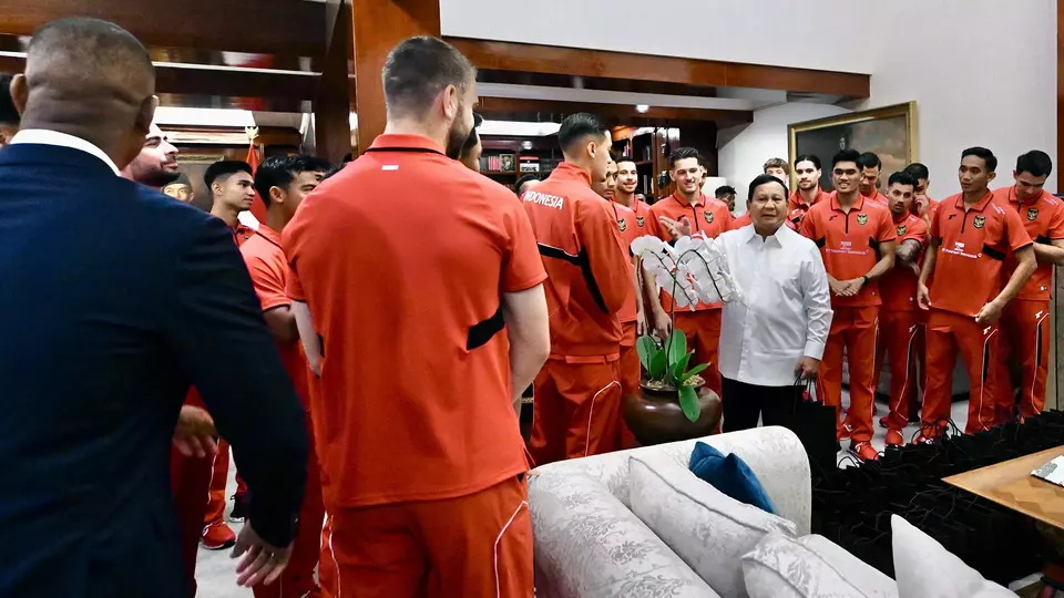 President Prabowo Subianto welcomes the Indonesian national football team at his private residence on Jalan Kertanegara, Jakarta, Friday, June 6, 2025. (Presidential Secretariat Office)