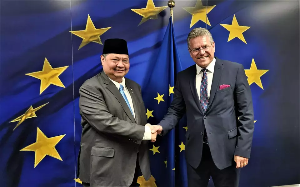 Coordinating Minister for Economic Affairs Airlangga Hartarto, left, shakes hands with European Commissioner for Trade and Economic Security Maros Sefcovic in Brussels on Friday, June 6, 2025. (Handout)
