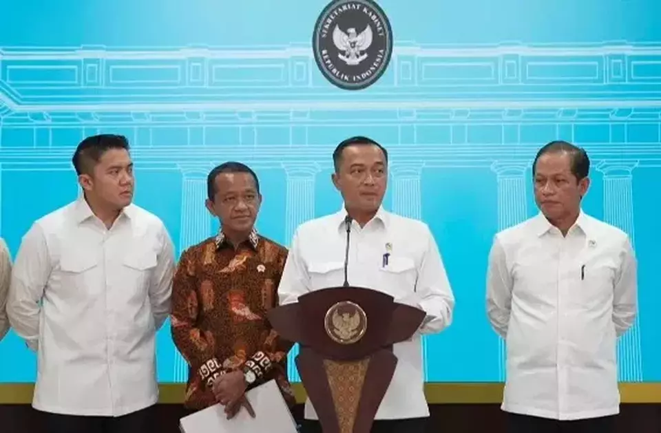 This grab from a video shows, from left, Cabinet Secretary Teddy Indra Wijaya, Energy and Mineral Resources Minister Bahlil Lahadalia, State Secretary Prasetyo Hadi, and Environment Minister Hanif Faisol Nurofiq attend a news conference at the State Palace in Jakarta, Tuesday, June 10, 2025. (Videography)