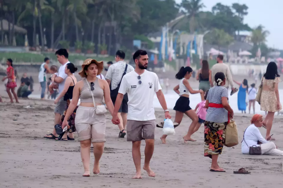 Foreign tourists visit Petitenget Beach in Bali on June 2, 2025. (Antara Photo/Nyoman Hendra Wibowo)