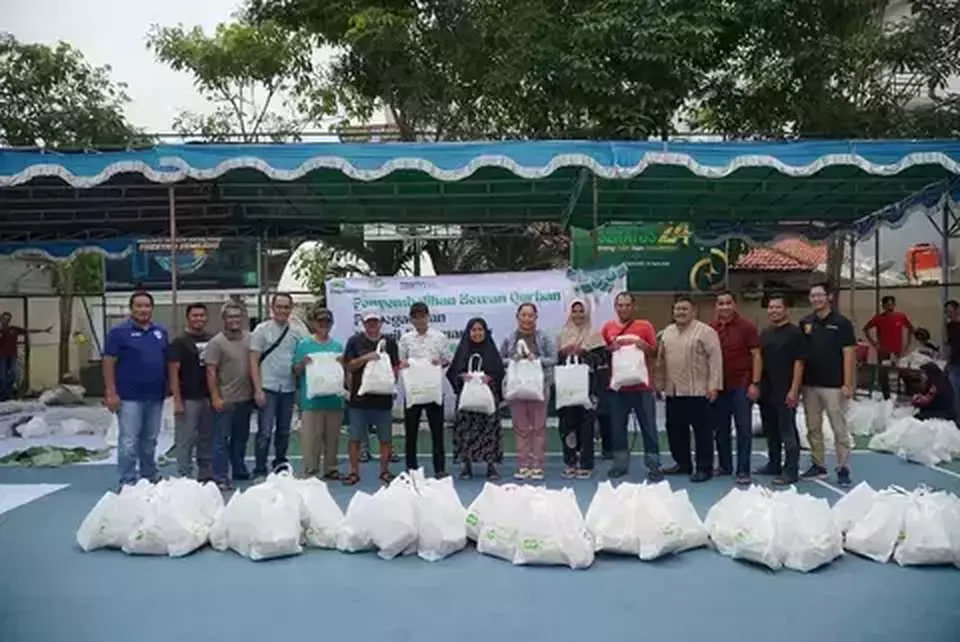 A total of 70 sacrificial animals, consisting of 9 cows and 61 goats, were slaughtered and distributed to employees of PT Pegadaian Regional Office XI Semarang and the surrounding community. (Photo Courtesy of Pegadaian)