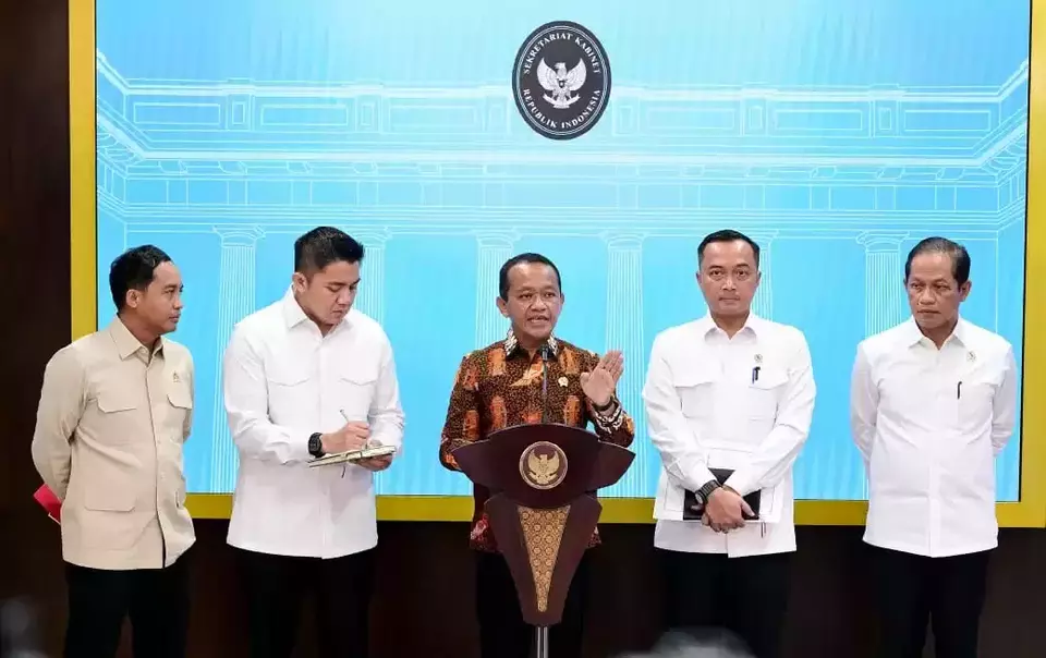 Energy and Mineral Resources Minister Bahlil Lahadalia, center, speaks in a news conference at the State Palace in Jakarta, accompanied by Forestry Minister Raja Juli Antoni, left, Cabinet Secretary Teddy Indra Wijaya, second left, State Secretary Prasetyo Hadi, second right, and Environment Minister Hanif Faisol Nurofiq, right, Tuesday, June 10, 2025. (Photo courtesy of the Energy and Mineral Resources Ministry)