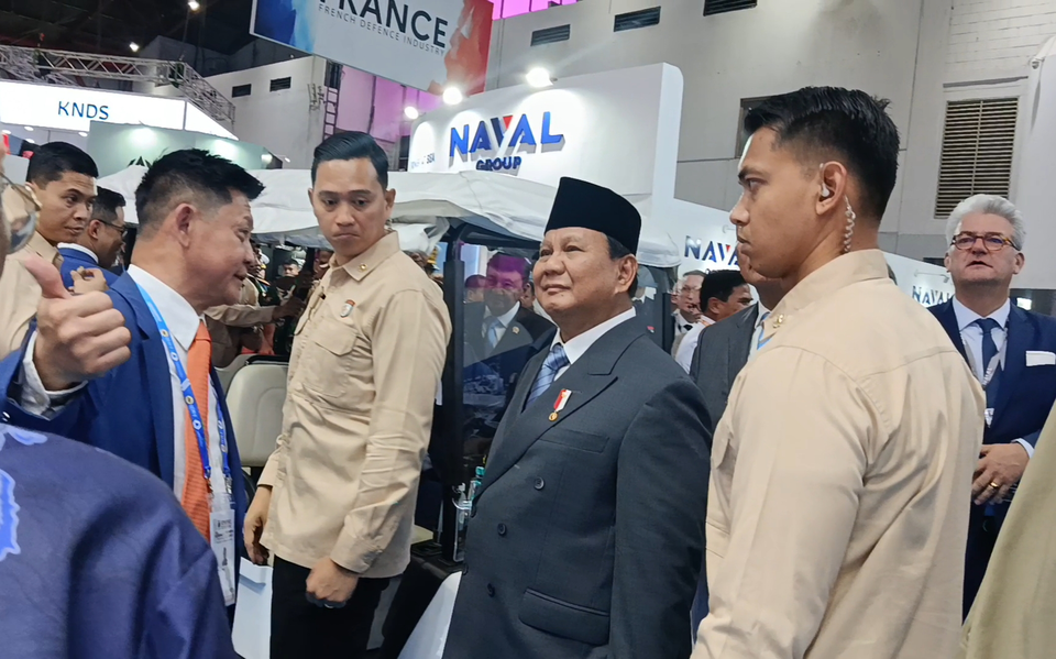 President Prabowo Subianto tours the booths at the 2024 Indo Defence Expo & Forum in Jakarta on June 11, 2025. (JG Photo/Jayanty Nada Shofa)