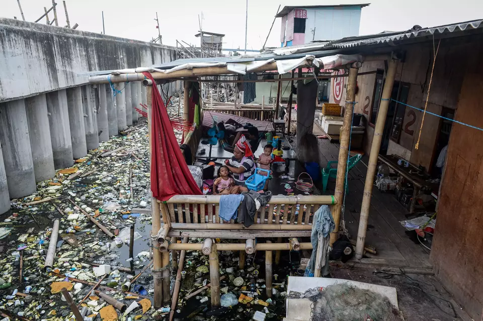 Indonesian low-income families live in a slum in Banten on June 10, 2025. (Antara Photo/Putra M Akbar)