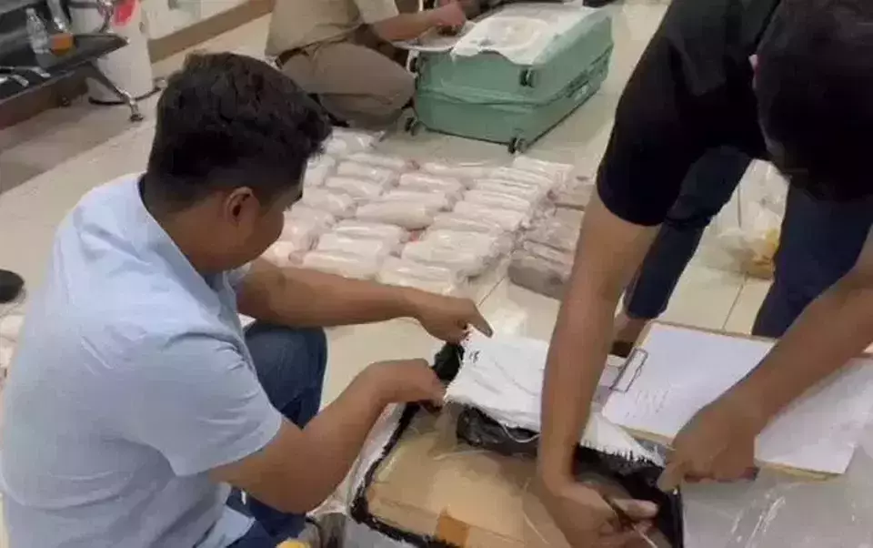 Officers inspect evidence from the IDR 9.2 billion lobster seed smuggling case at Soekarno-Hatta Airport, Wednesday, June 11, 2025. (Beritasatu.com/Wahroni)