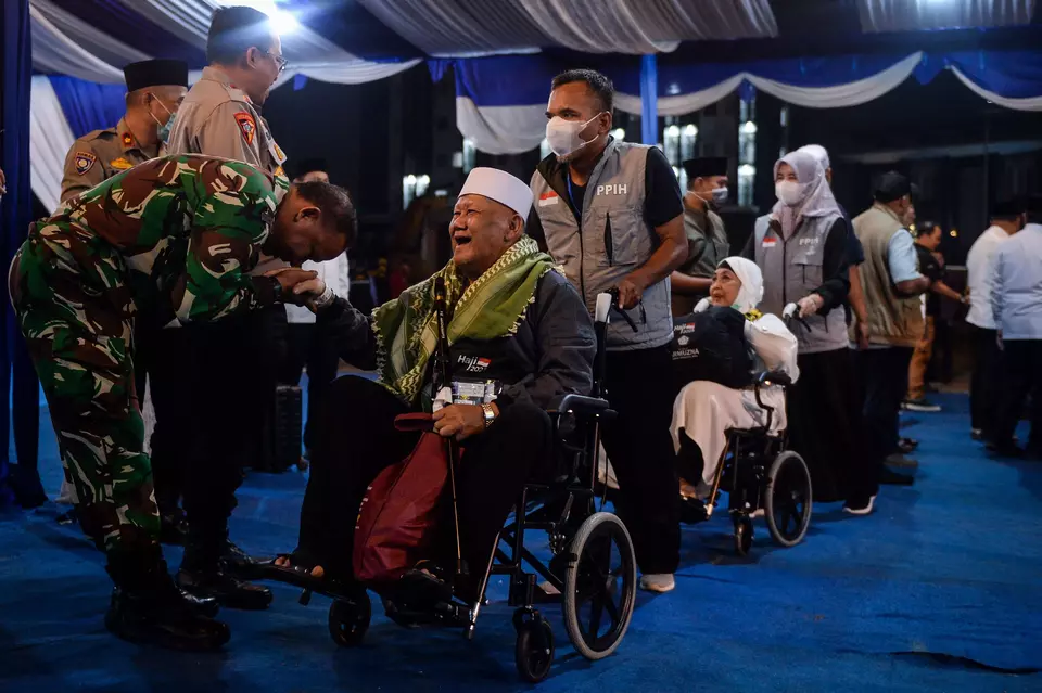 Elderly pilgrims arrive at the Hajj dormitory in Cipondoh, Tangerang, Banten province, from the pilgrimage in Saudi Arabia, Thursday, June 12, 2025. (Antara Photo/Putra M. Akbar)