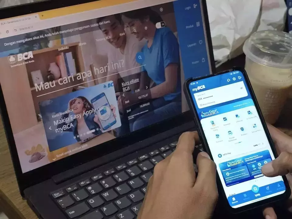 A customer uses the BCA online banking platform to shop on an e-commerce app in Jakarta. (B-Universe) 