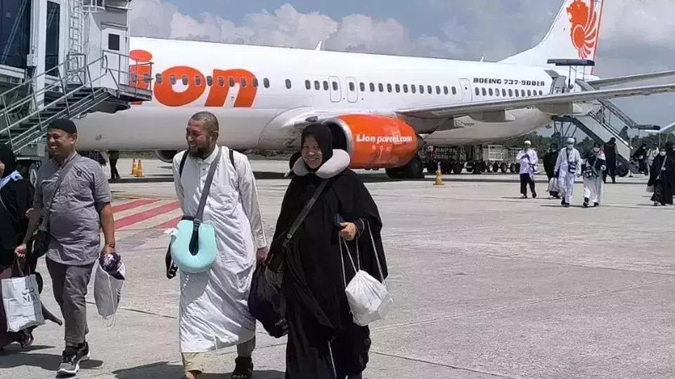 The third group of Hajj pilgrims from Riau arrived at SSK II Airport in Pekanbaru on Sunday, June 15, 2025. (B Universe Photo/Effendi Rusli)
