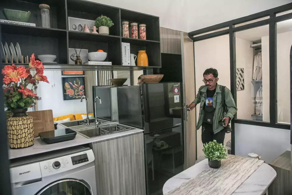 A visitor views a display of the downsized subsidized housing model in Jakarta on Sunday, June 15, 2025. Housing Minister Maruarar Sirait previously launched a public test of the compact housing concept, featuring a 25 m² plot and a 14 m² building. The showcased homes are available in one- and two-bedroom layouts. BeritaSatu Photo/Joanito De Saojoao.
