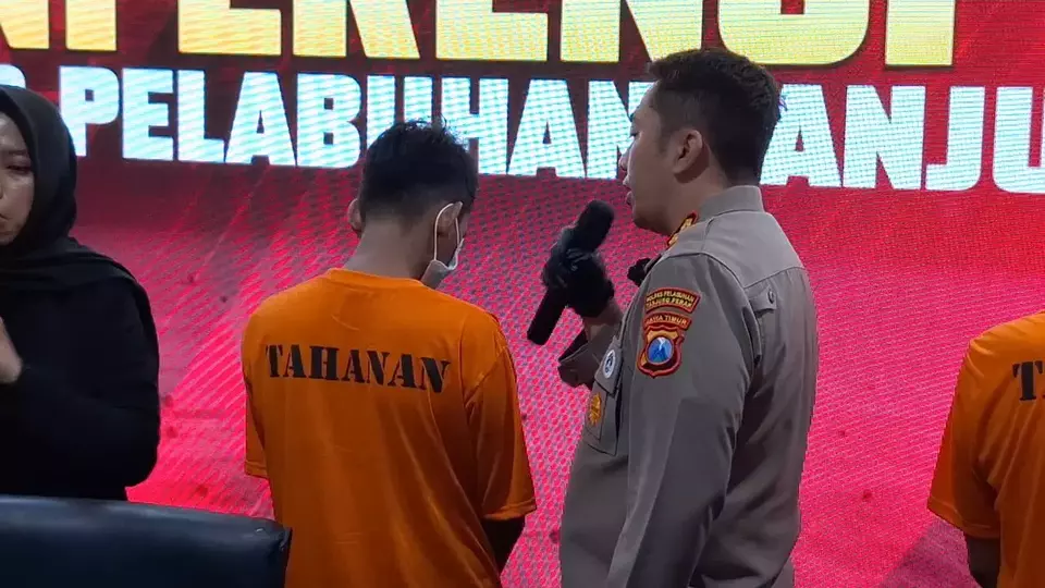 Facebook group admin MFK is interrogated by Tanjung Perak Port Police Chief AKBP Wahyu Hidayat in Surabaya on Monday, June 16, 2025. (Beritasatu.com/Julianus Palermo)
