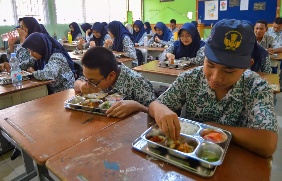 Middle school students eat the government-aided free meal programs at a school in West Sumatra on June 4, 2025. (Antara Photo/Iggoy el Fitra)