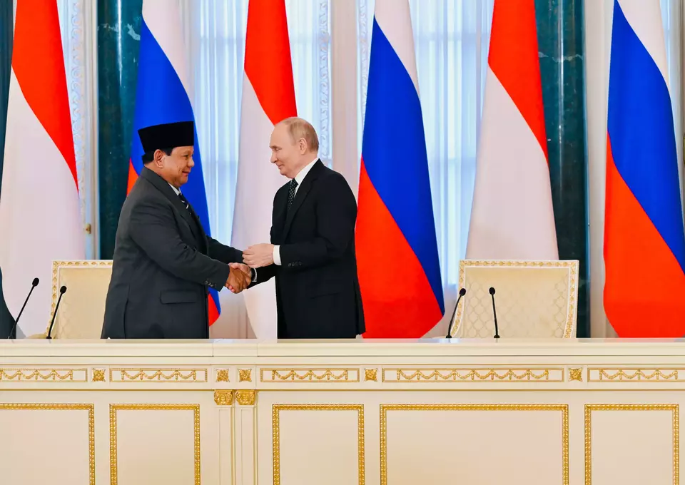 President Prabowo Subianto shakes hands with his Russian counterpart Vladimir Putin at the Konstantine Novsky Palace, St. Petersburg on June 19, 2025. (Photo Courtesy of Presidential Press Bureau)	