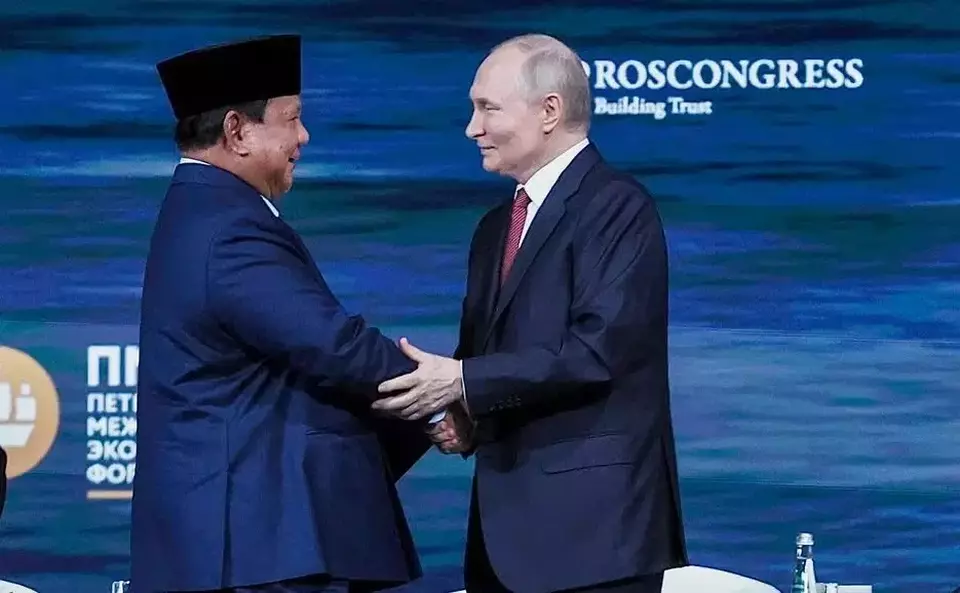President Prabowo Subianto shakes hands with Russian President Vladimir Putin during the St. Petersburg International Economic Forum in Russia on June 20, 2025. (Photo courtesy of the Presidential Press Bureau)