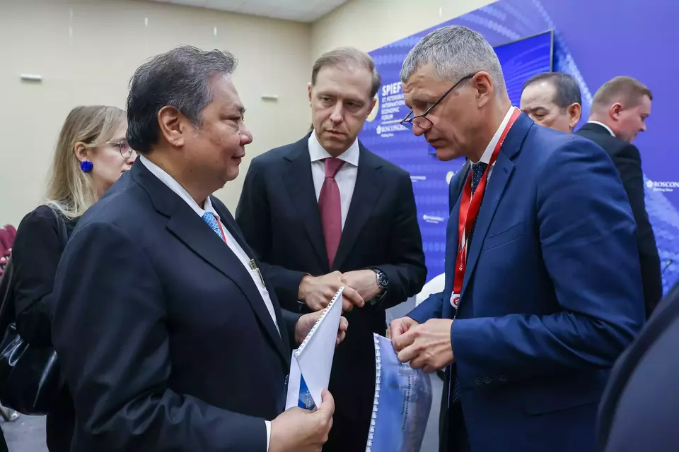 Coordinating Minister for Economic Affairs Airlangga Hartarto, left, speaks to Russian First Deputy Prime Minister Denis Manturov during the Russia-Indonesia Business Dialogue in St. Petersburg, Friday, June 20, 2025. (Handout)