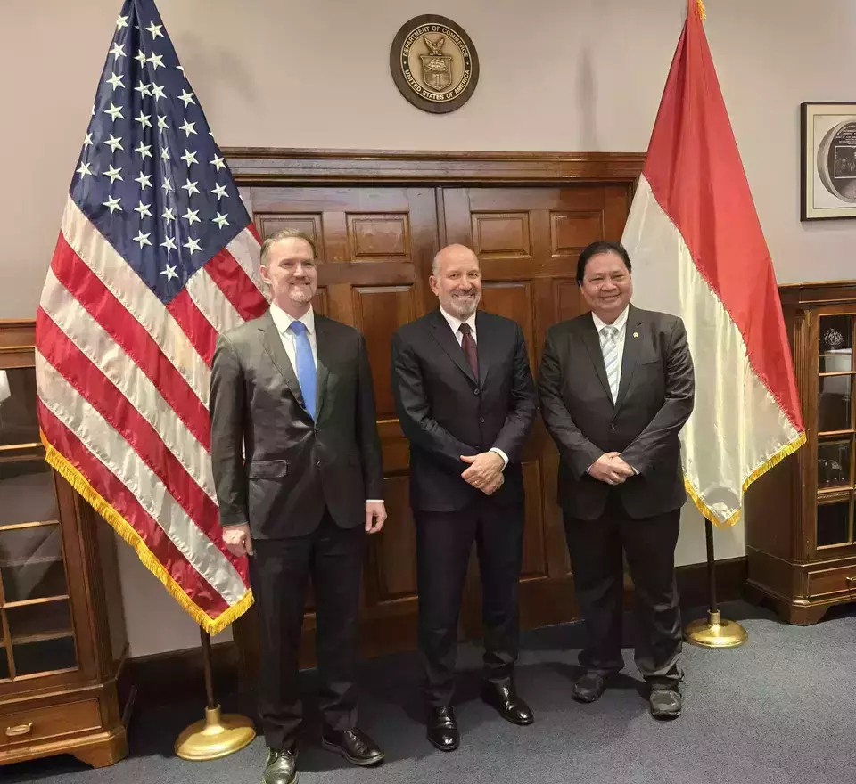Chief Economic Affairs Minister Airlangga Hartarto (right) meets with US Commerce Secretary Howard Lutnick and officials from the US Trade Representative's Office. (Handout)	