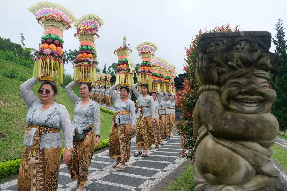 Balinese women carry traditional offerings during a cultural festival held in Candikuning Village, Tabanan, Bali, on Saturday, July 12, 2025.  (Antara Photo/Nyoman Hendra Wibowo)